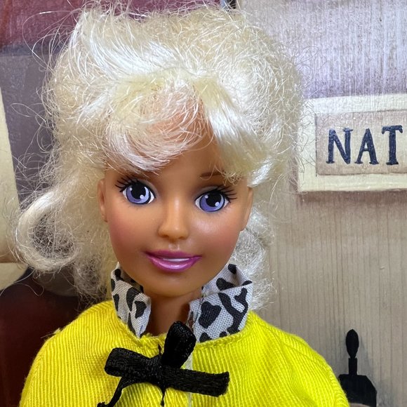 Vintage 1998 Barbie Doll - Picture 5 of 13